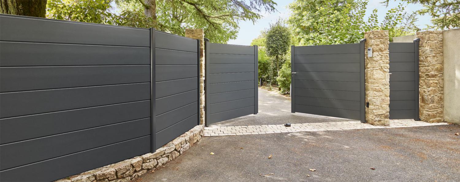 Pose de votre portail design et contemporain motorisé ou non en bois, aluminium, pvc ...