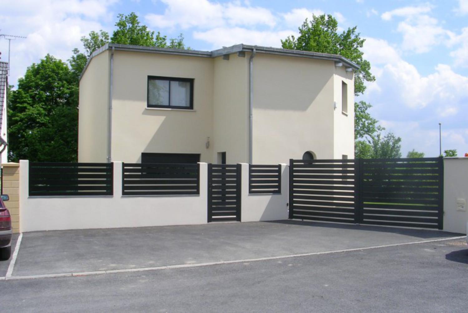 Pose de votre portail design et contemporain motorisé ou non en bois, aluminium, pvc ...