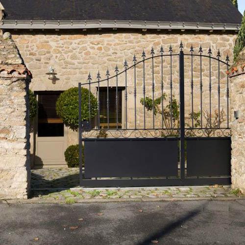 Pose de votre portail design et contemporain motorisé ou non en bois, aluminium, pvc ...